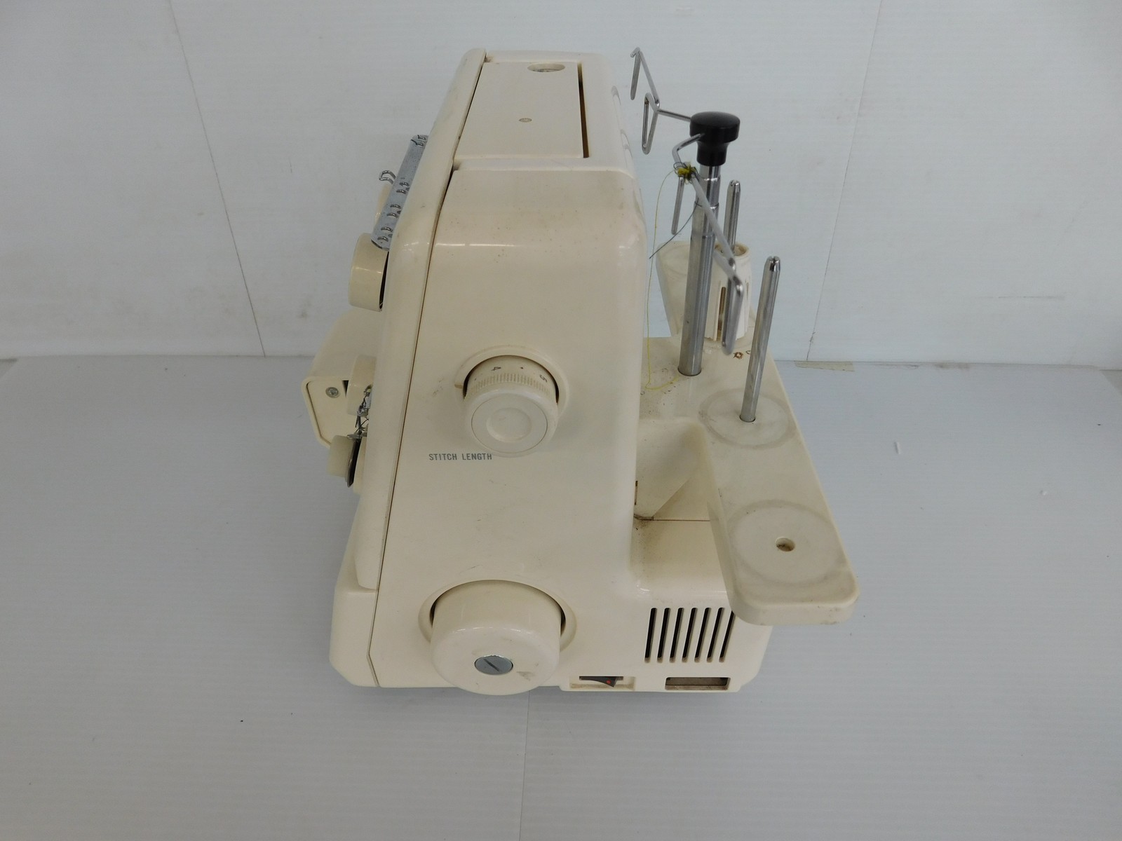 KENMORE 3/4 SERGER OVERLOCK MACHINE MODEL 385 (SJB74)
