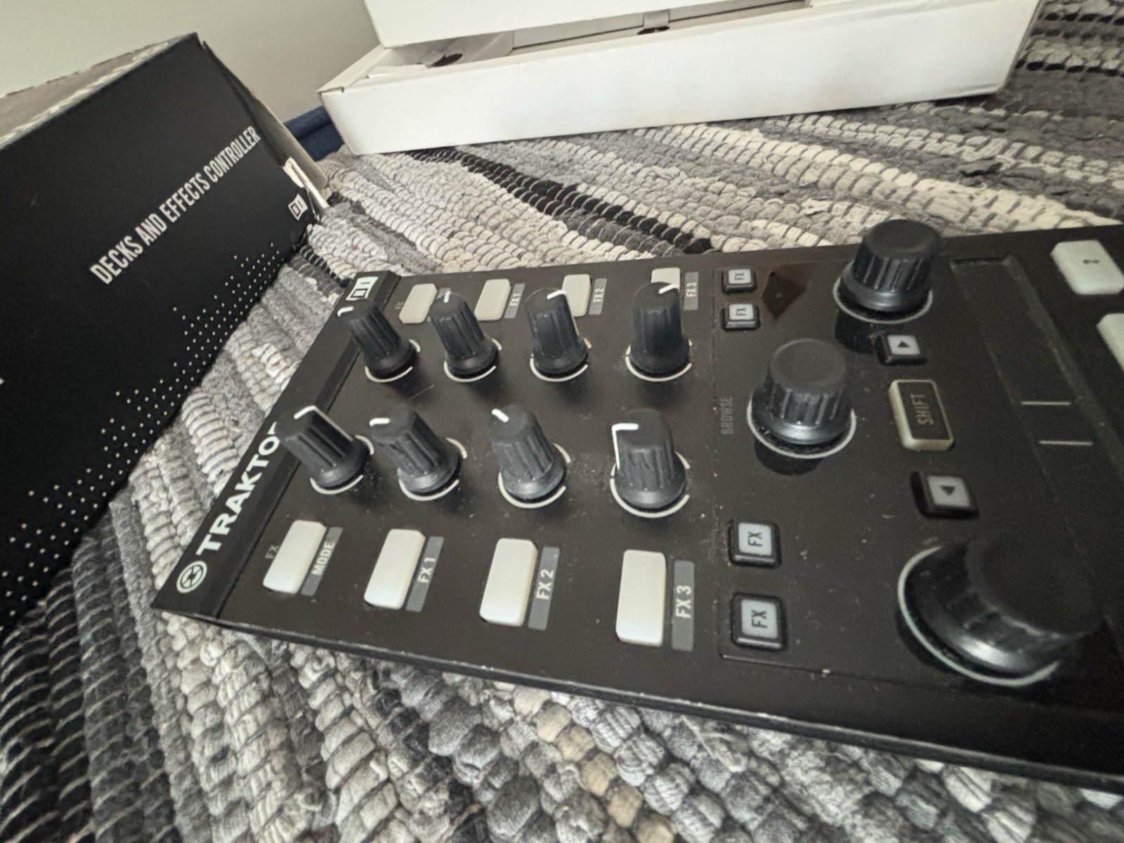 Traktor Kontrol X1 2-Deck FX DJ Controller Tabletop Browse Encoder Black