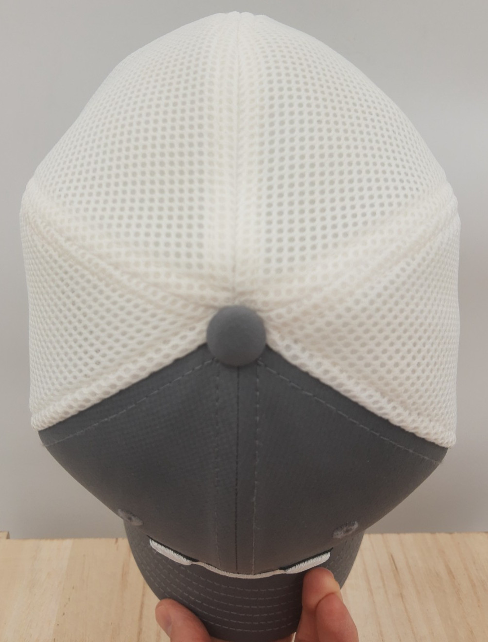 Under Armour Golf Gray/White Fitted Mesh Hat Cap Classic Fit M/L Embroidered