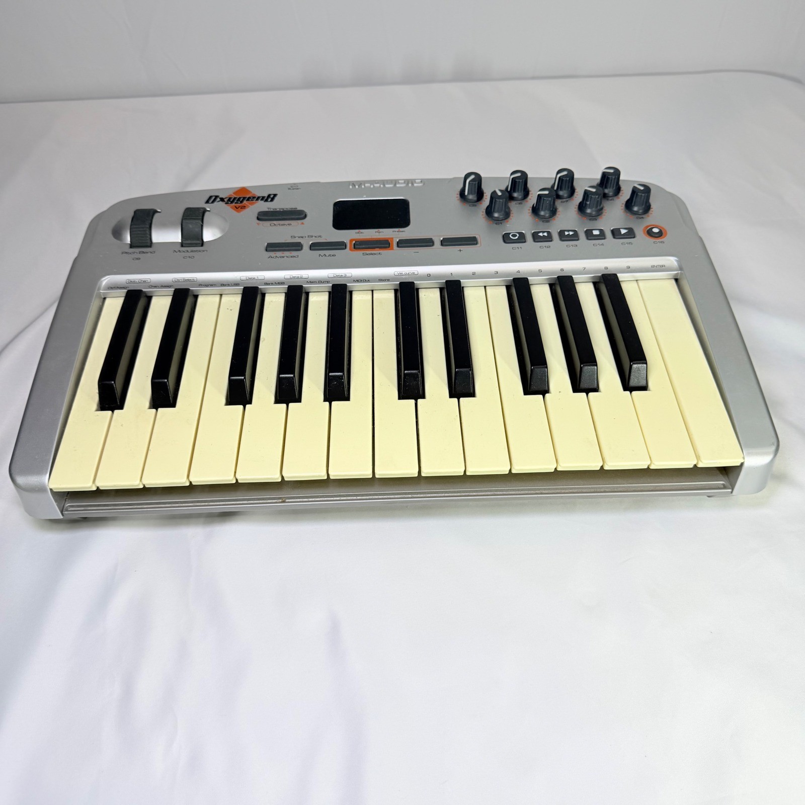 M-Audio Oxygen 8 V2 25-Key USB MIDI Keyboard Controller Silver Silver/Black