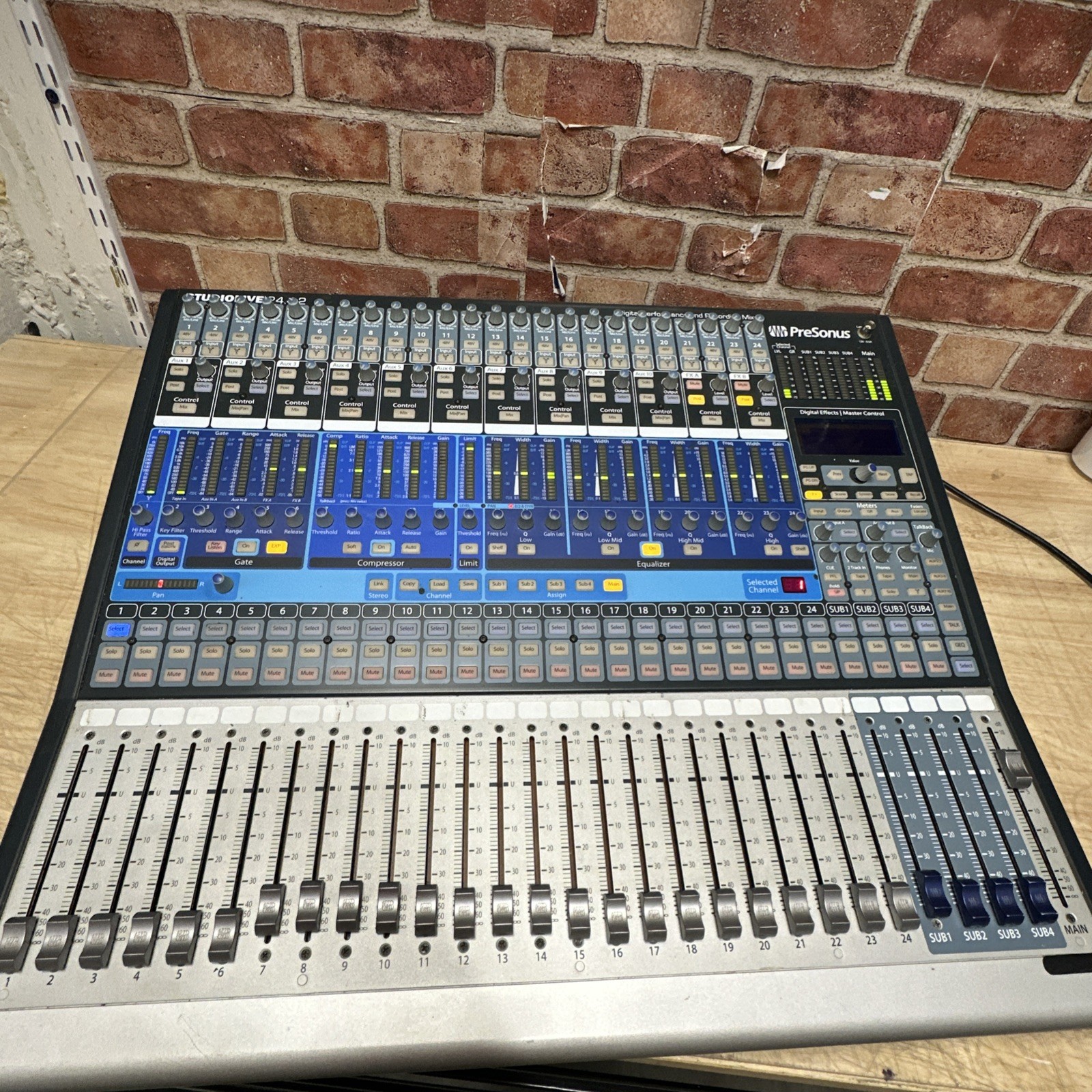 PreSonus StudioLive 24.4.2 24 Channel Digital Performance Audio Mixer (read)