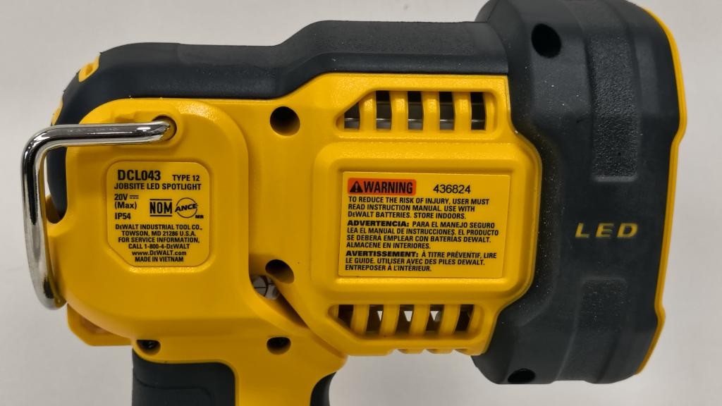 20V LED PIVOTING WORKLITE W/BATT (P14028029)