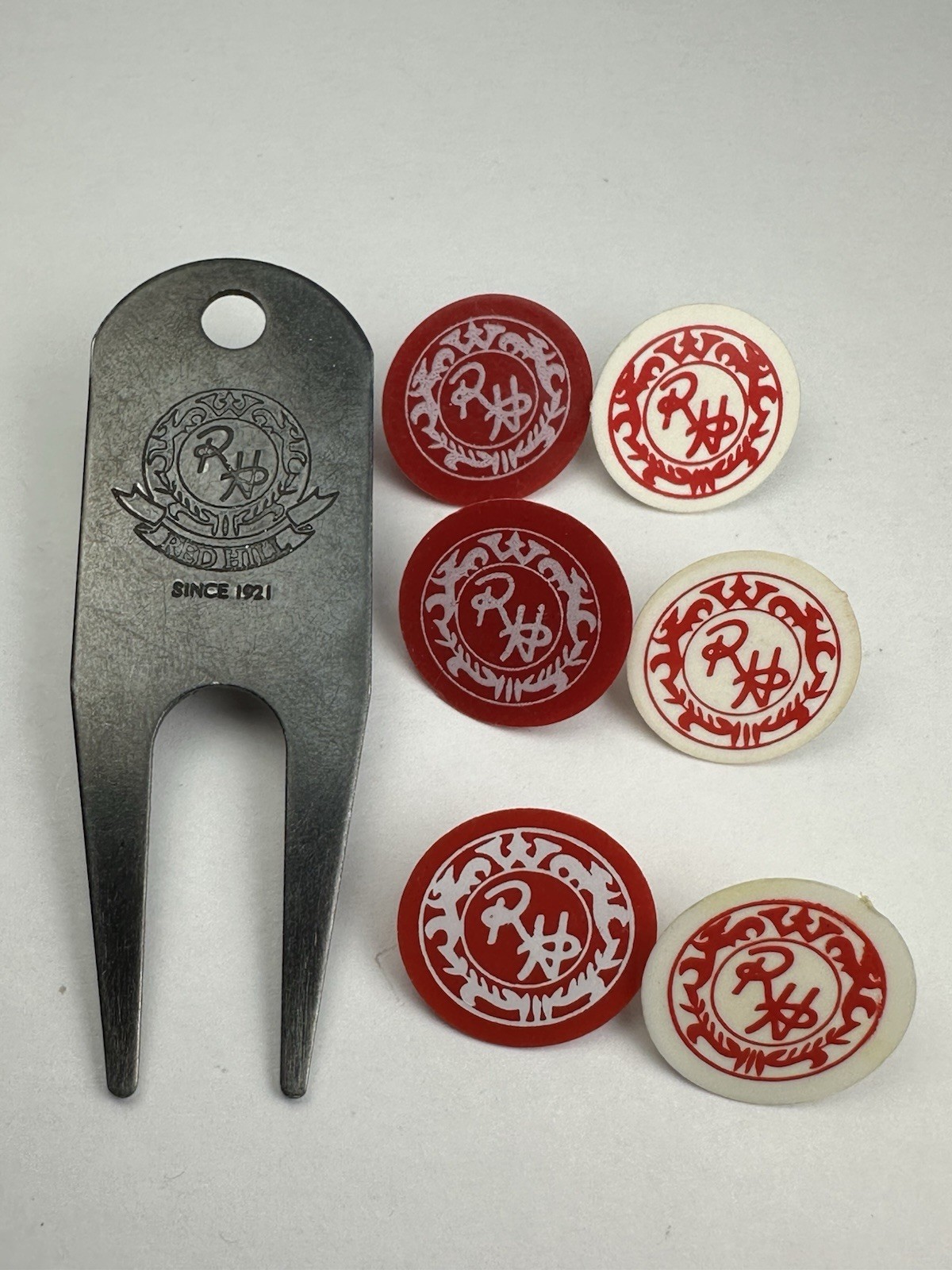 Vtg. Red Hill Country Club Golf Course CA Metal Divot Tool Plastic Ball Markers