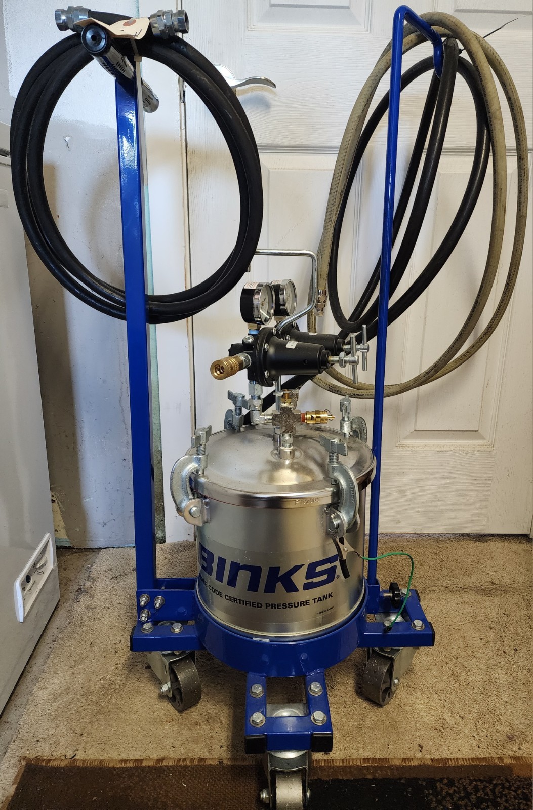 BINKS 83C-221 Pressure Tank, Capacity 2.8 gallons. With cart, hoses, and gun.
