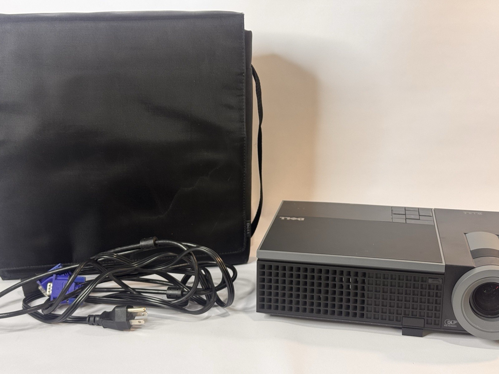 Dell 1609WX  DLP HD  Projector No Remote. No Lens cap. Includes Carrying Case