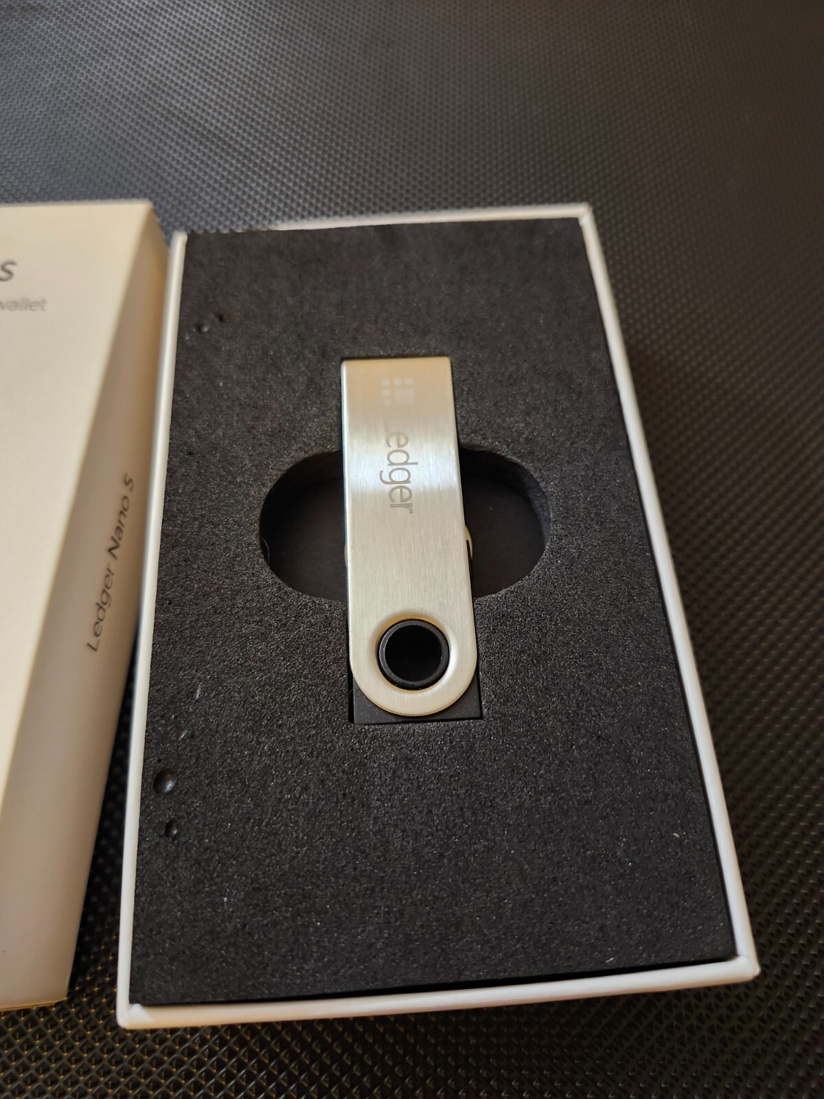 Ledger Nano S Cryptocurrency Bitcoin Hardware Wallet - New, Never used