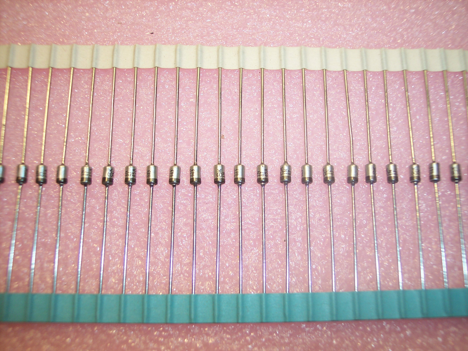 QTY (100) 1N4745A MOTOROLA DO-41 AXIAL ZENER DIODES 16V 1W 1N4745ARL