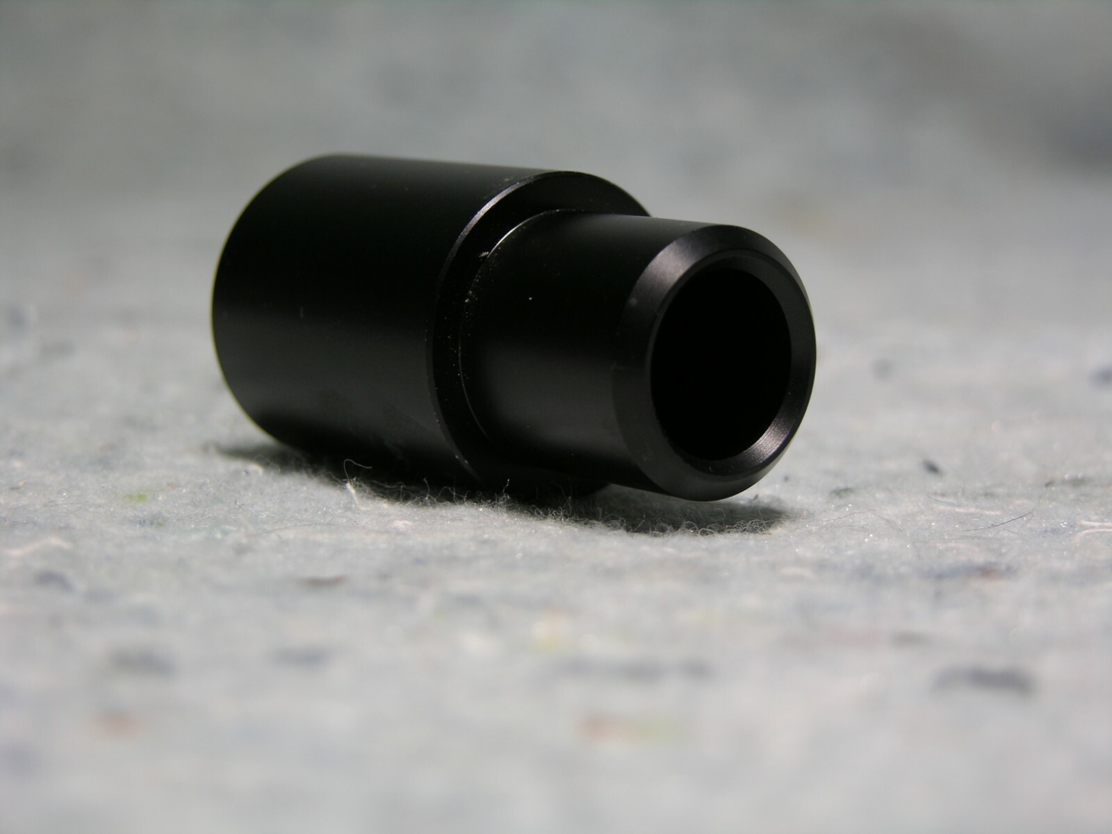 Microscope pin hole eyepiece for viewing conoscopic images