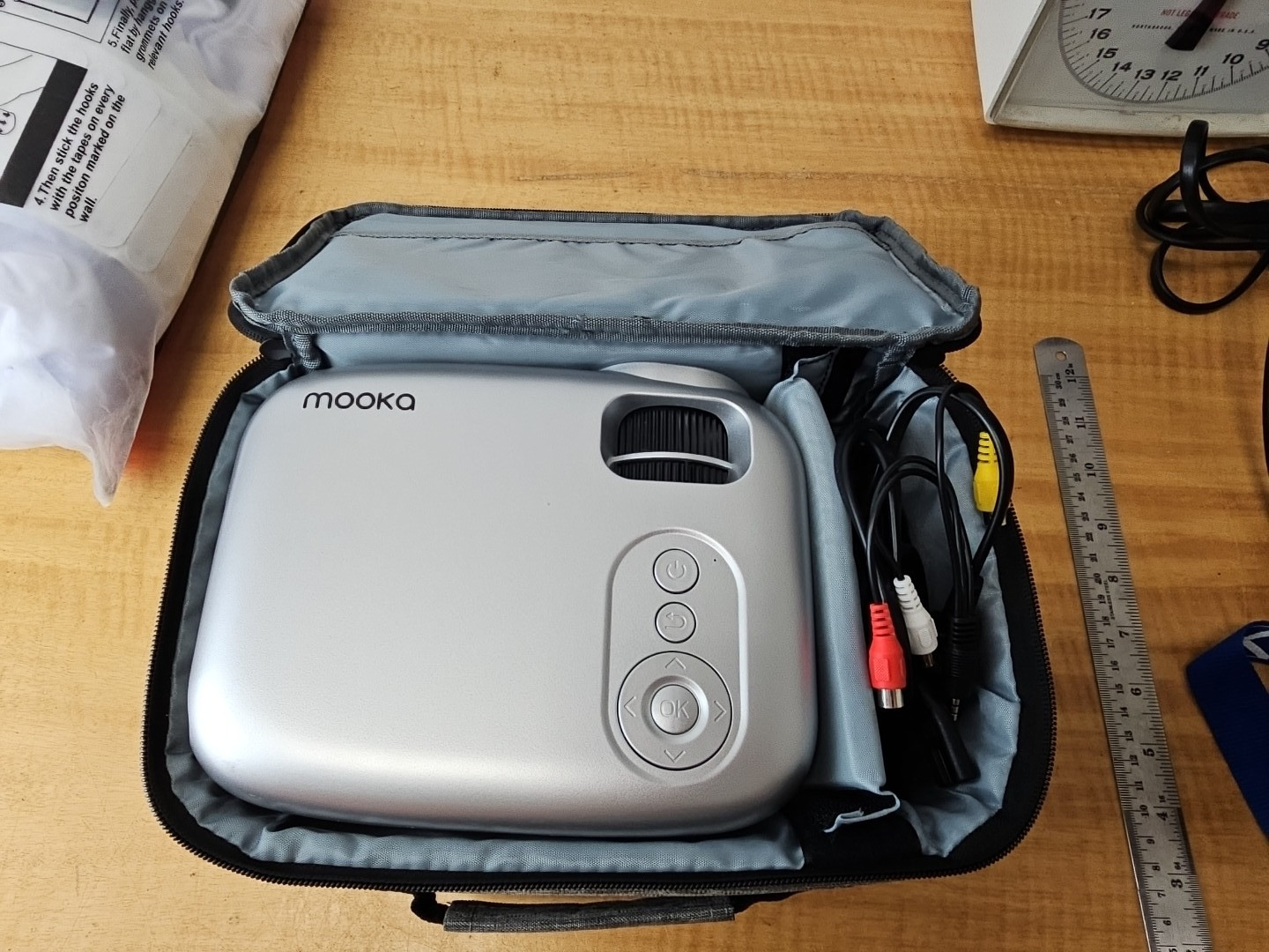 Mooka: Mini LCD Video Projector - RD-823 in soft case AND 120" projector screen