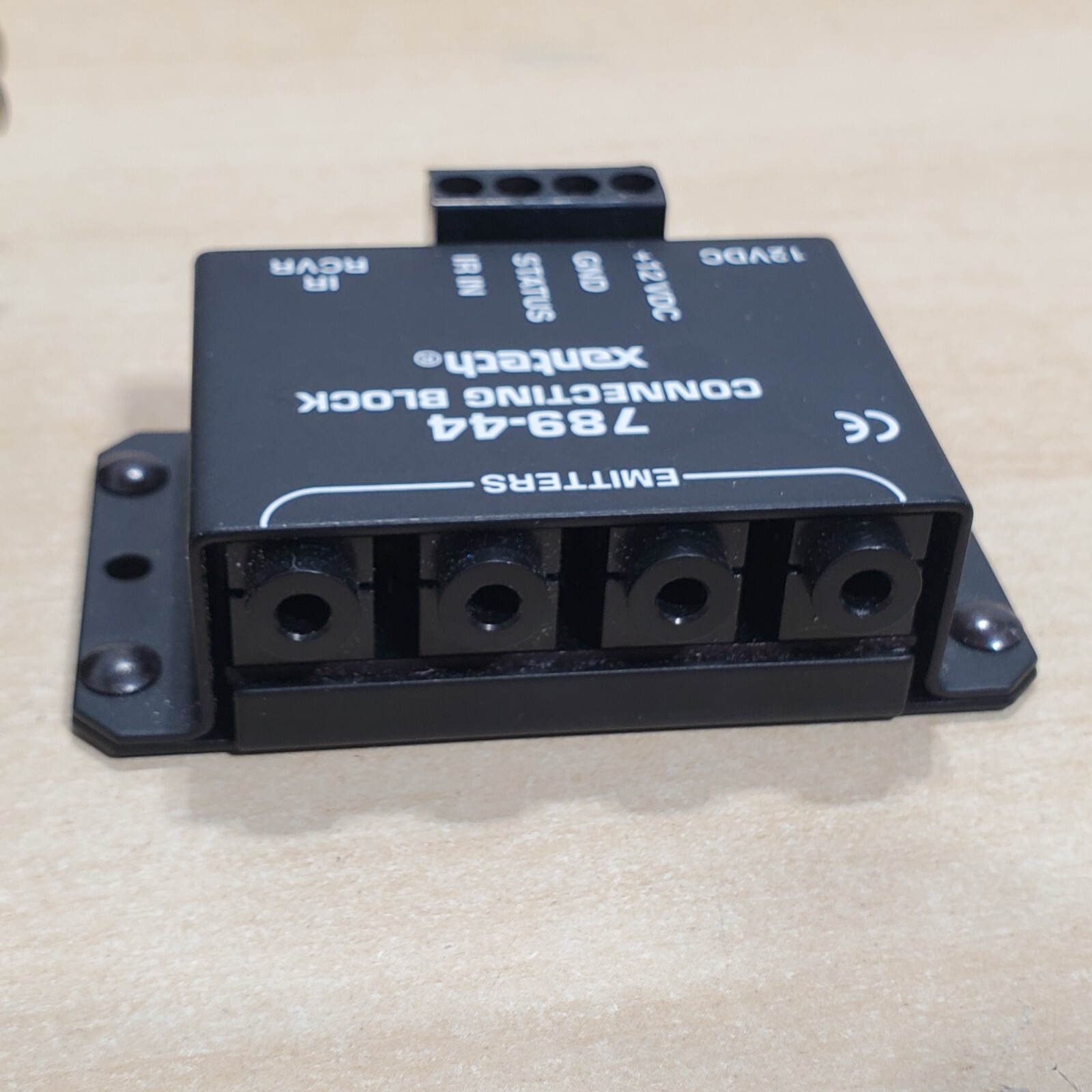 Xantech 789-44 Connecting Block Emitter with 12V Power Supply