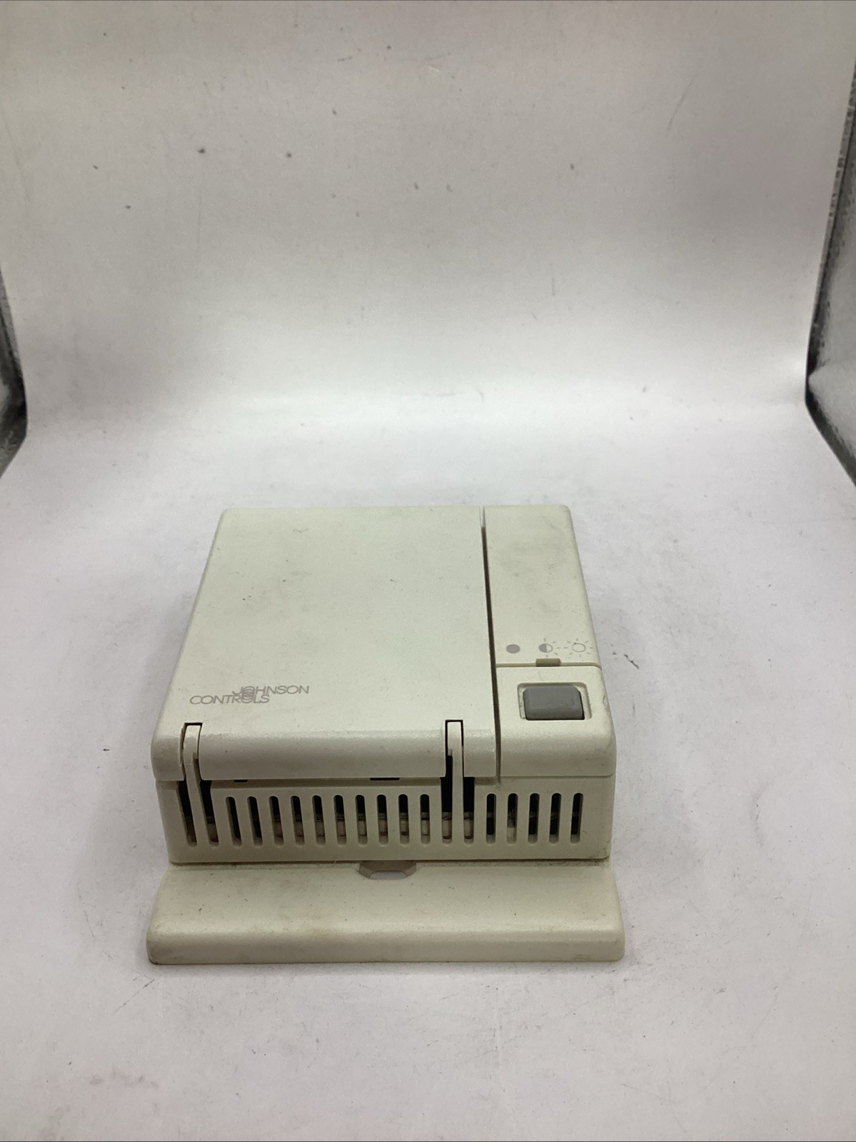 Used Johnson Controls Wall-Mount Temperature Sensor ​Controller TE-67NP-1N00