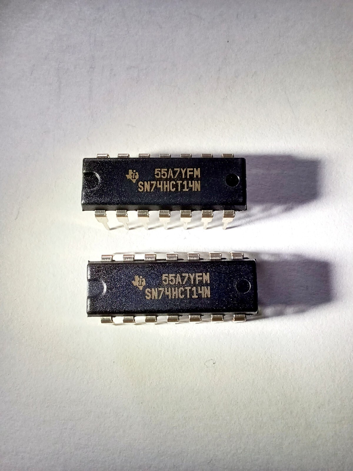 Lot of 2* TEXAS INSTRUMENTS SEMI SN74HCT14N / SN74HCT14N (BRAND NEW) USA SELLER!