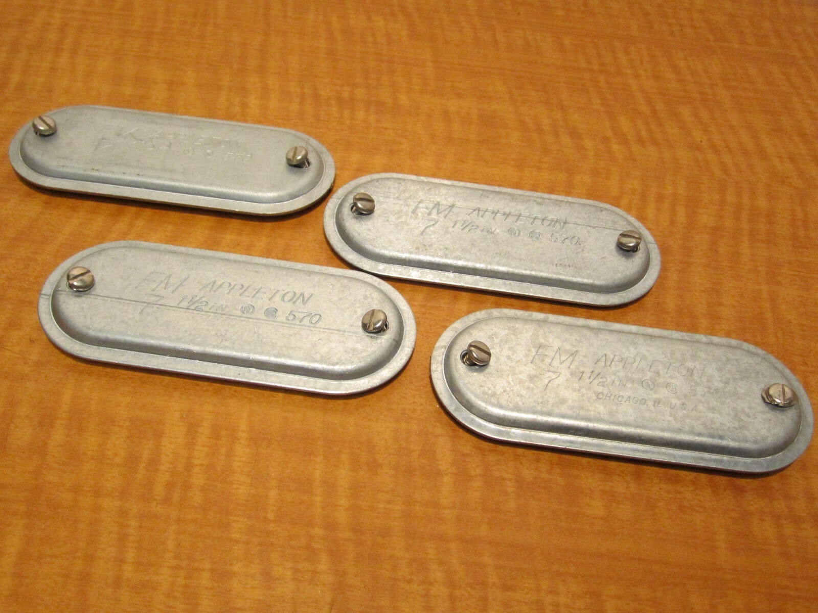 (Lot of 4) APPLETON ELECTRIC 570 Screw In 1-1/2" Hub Conduit Body Covers NEW