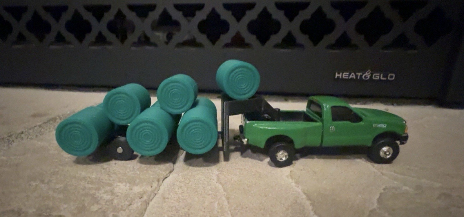1/64 Gooseneck round bale trailer with 12 Hay bales