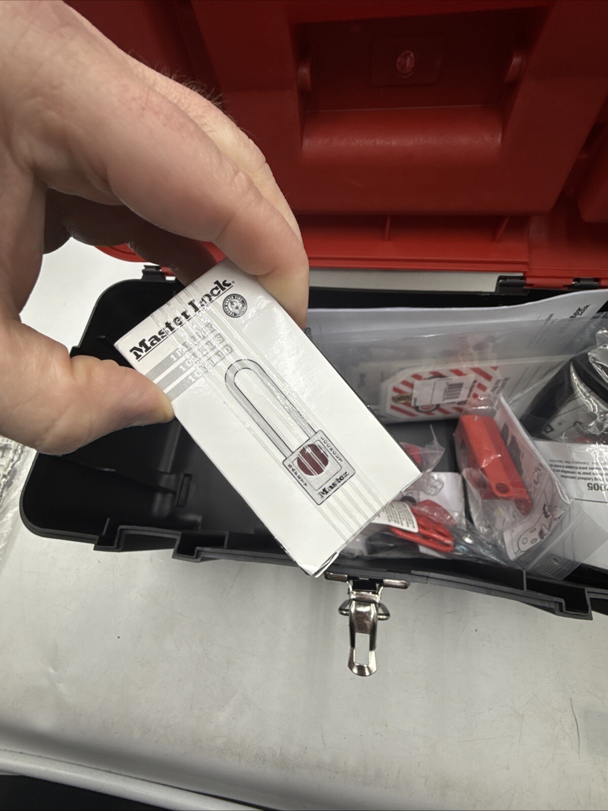 MASTER LOCK ED1457E410KABAS PORTABLE ELECTRICAL LOCK OUT KIT 780TD7