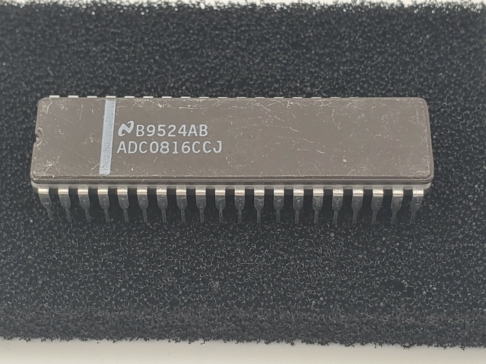 ADC0816CCN Bit Analog to Digital Converter Input SAR ADC 8 BIT ACCESS Ceramic