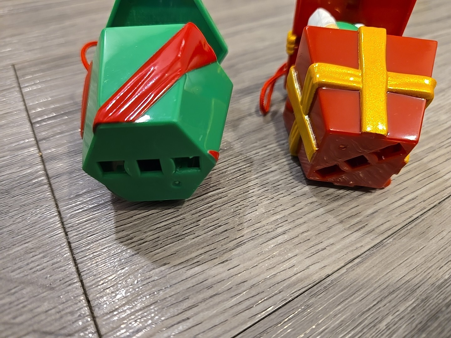 (2) WORKING M & M 's Red Green Pop Up Gift Box Present Christmas Tree Ornament