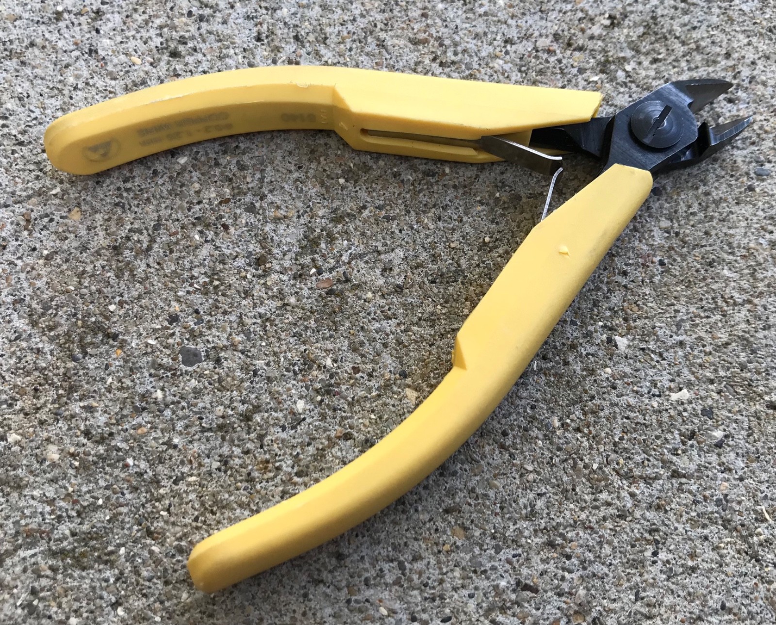 8140 Lindstrom diagonal side wire cutter, cuts