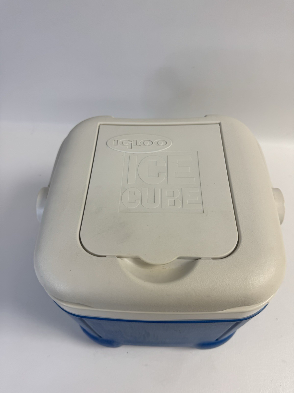 Igloo Ice Cube 12 Quart 14 Can Plastic Cooler Blue White Top Compartment Handle