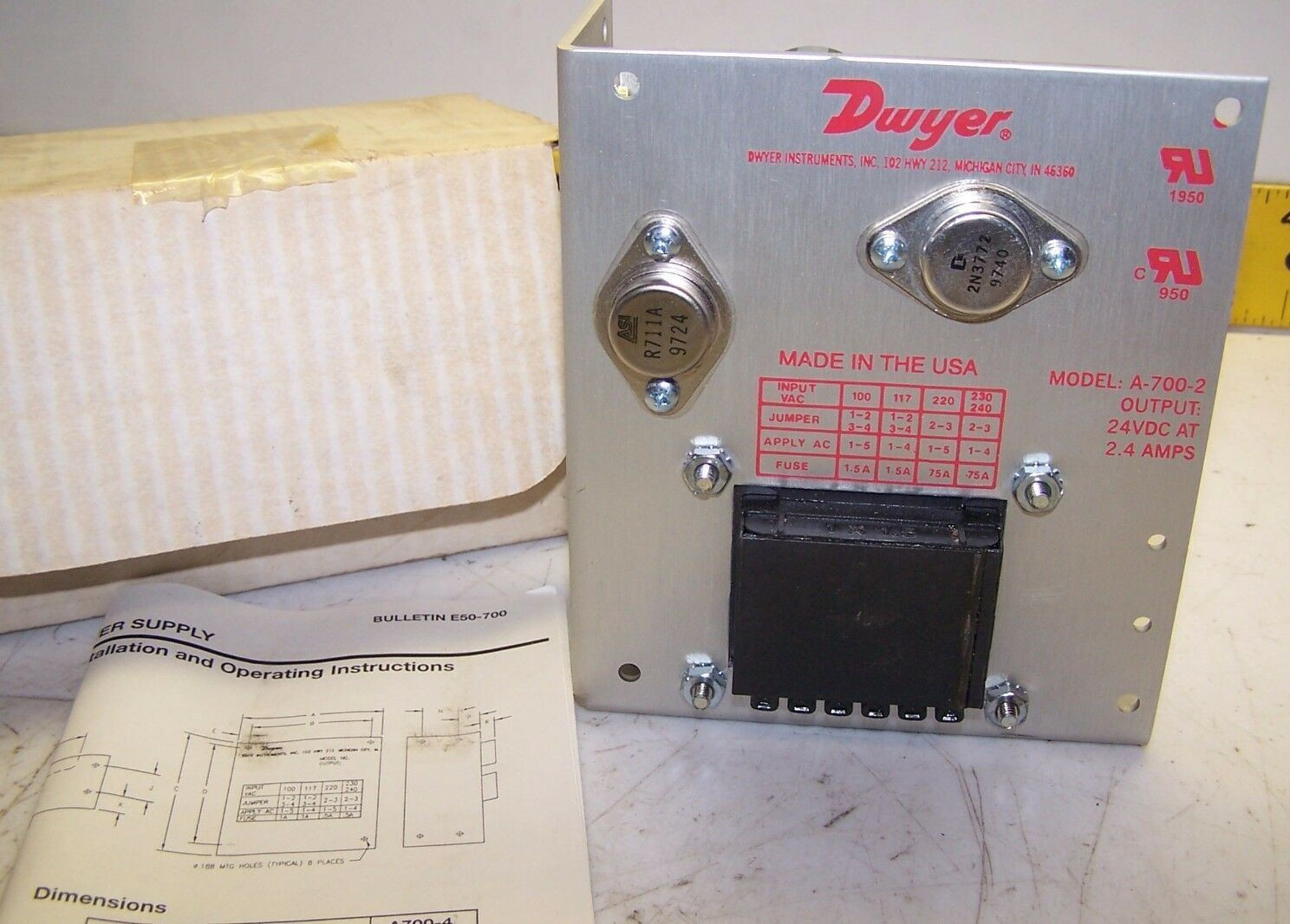 NEW DWYER POWER SUPPLY 24 VDC 2.4 AMP  A-700-2