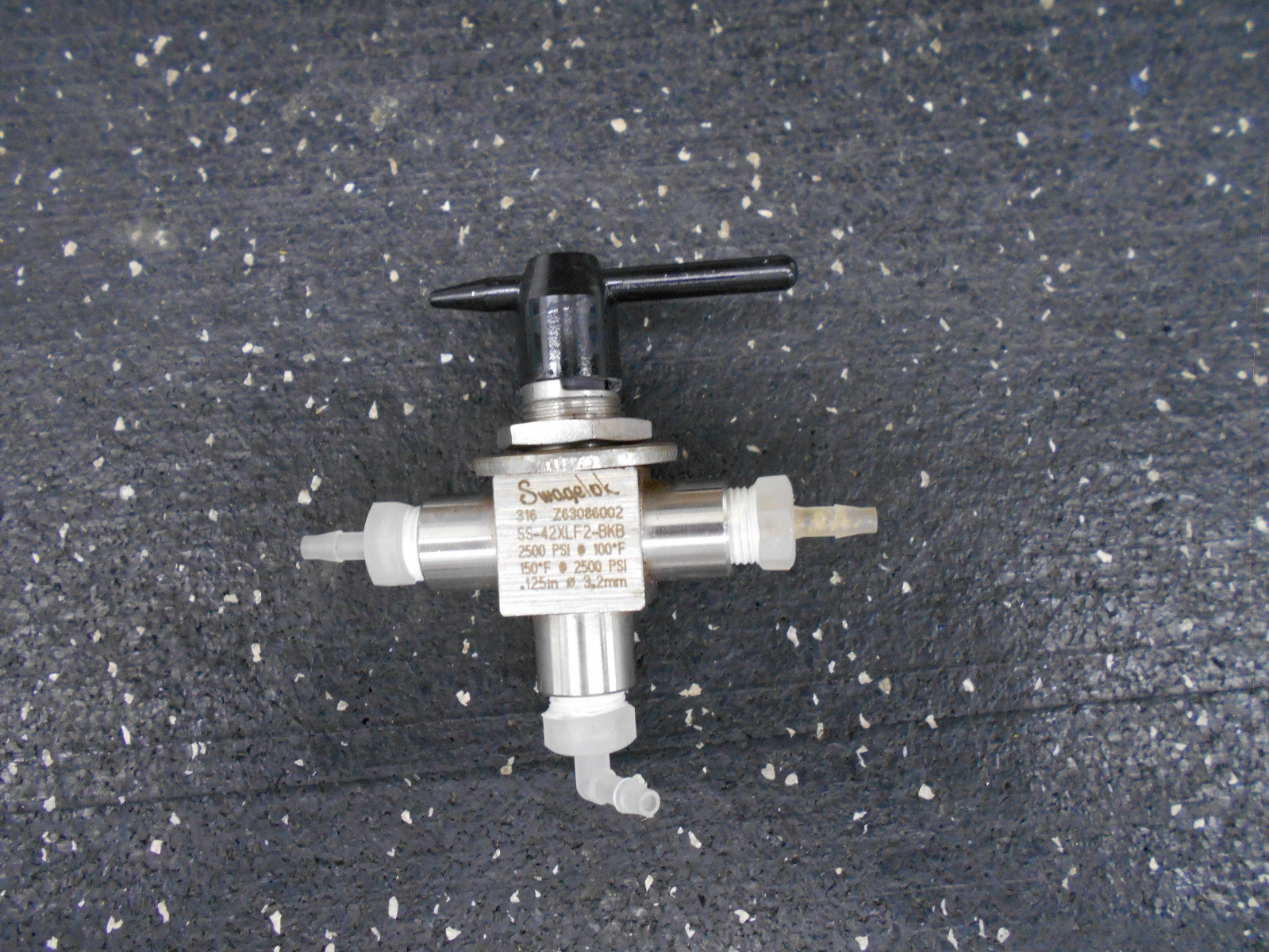 SWAGELOK SS-42XLF2-BKB 3/8" 3 WAY VALVE