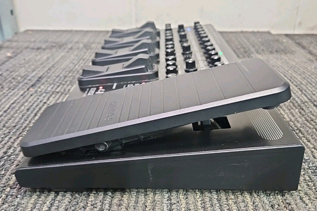 Boss ME-90 Guitar Multiple Effects Pedal - Black