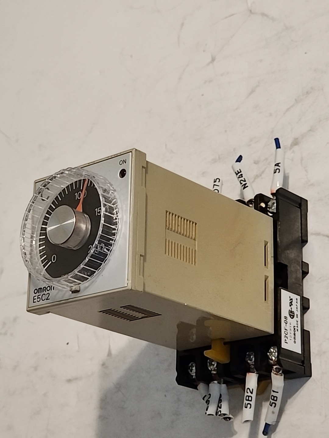 OMRON E5C2-R20P-D TEMPERATURE CONTROLLER - Free Shipping