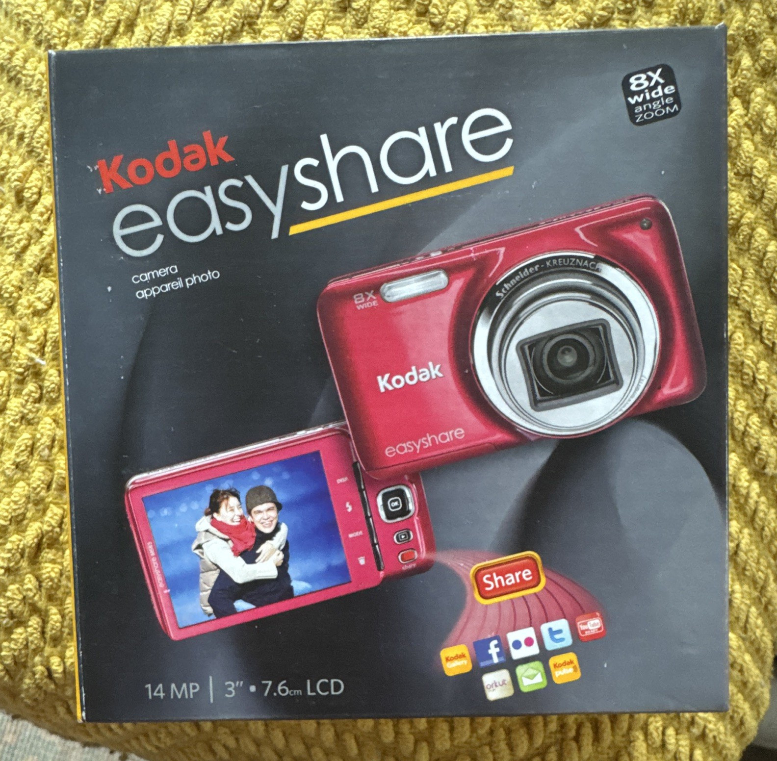 NEW: Kodak EasyShare M583 Compact Camera 14MP 8x Zoom 3in LCD HD Video Red