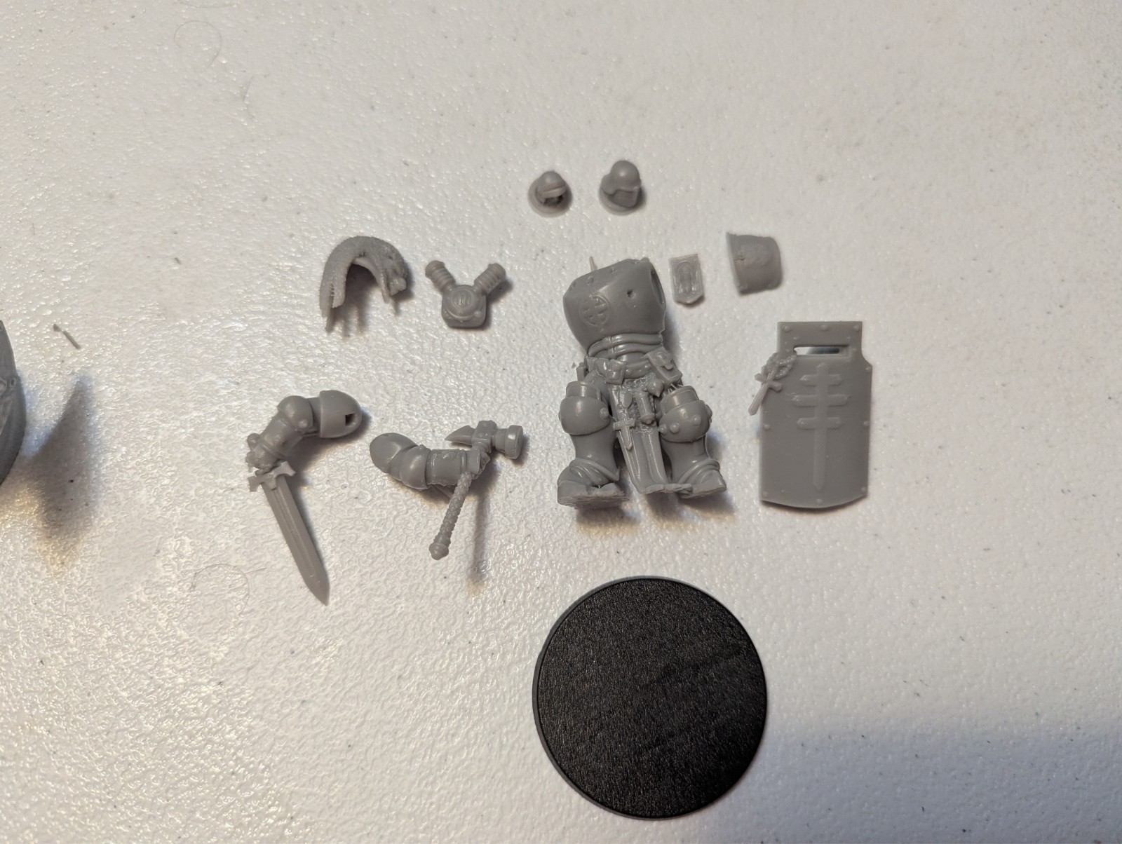 Red Pilgrim - Lieutenant in Machine Armor - Compatible w/ Grimdark Crusade