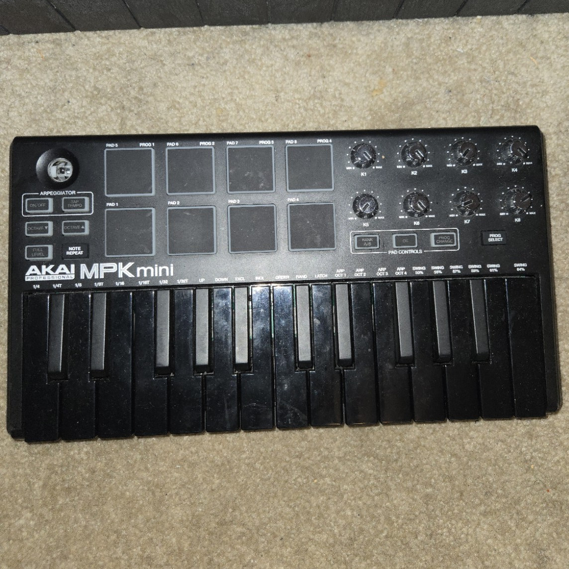 Akai MPK mini 25-Key MIDI Keyboard Controller w/Pads, Arpeggiator USB Broke knob