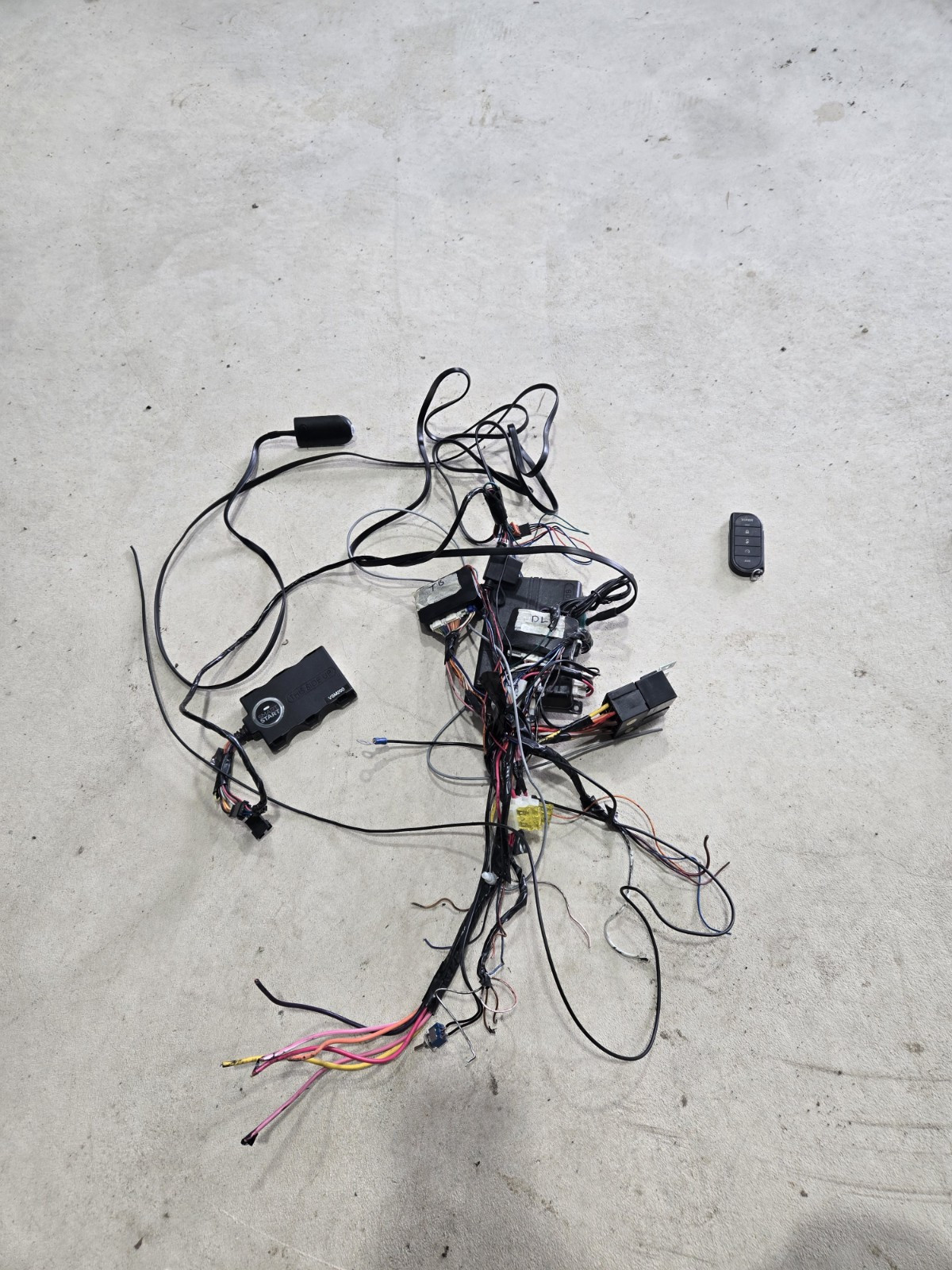 Viper 5706V 2-Way Car Security with VSM200 Remote Start System