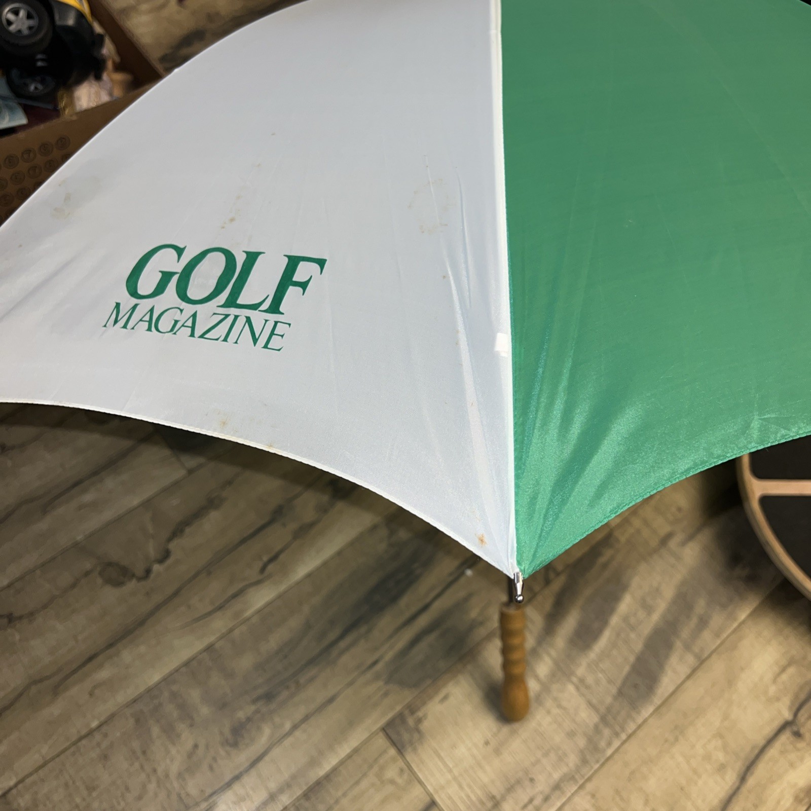 GOLF MAGAZINE GREEN & WHITE NYLON 40" WIDE GOLF UMBRELLA WITH WOOD HANDLE