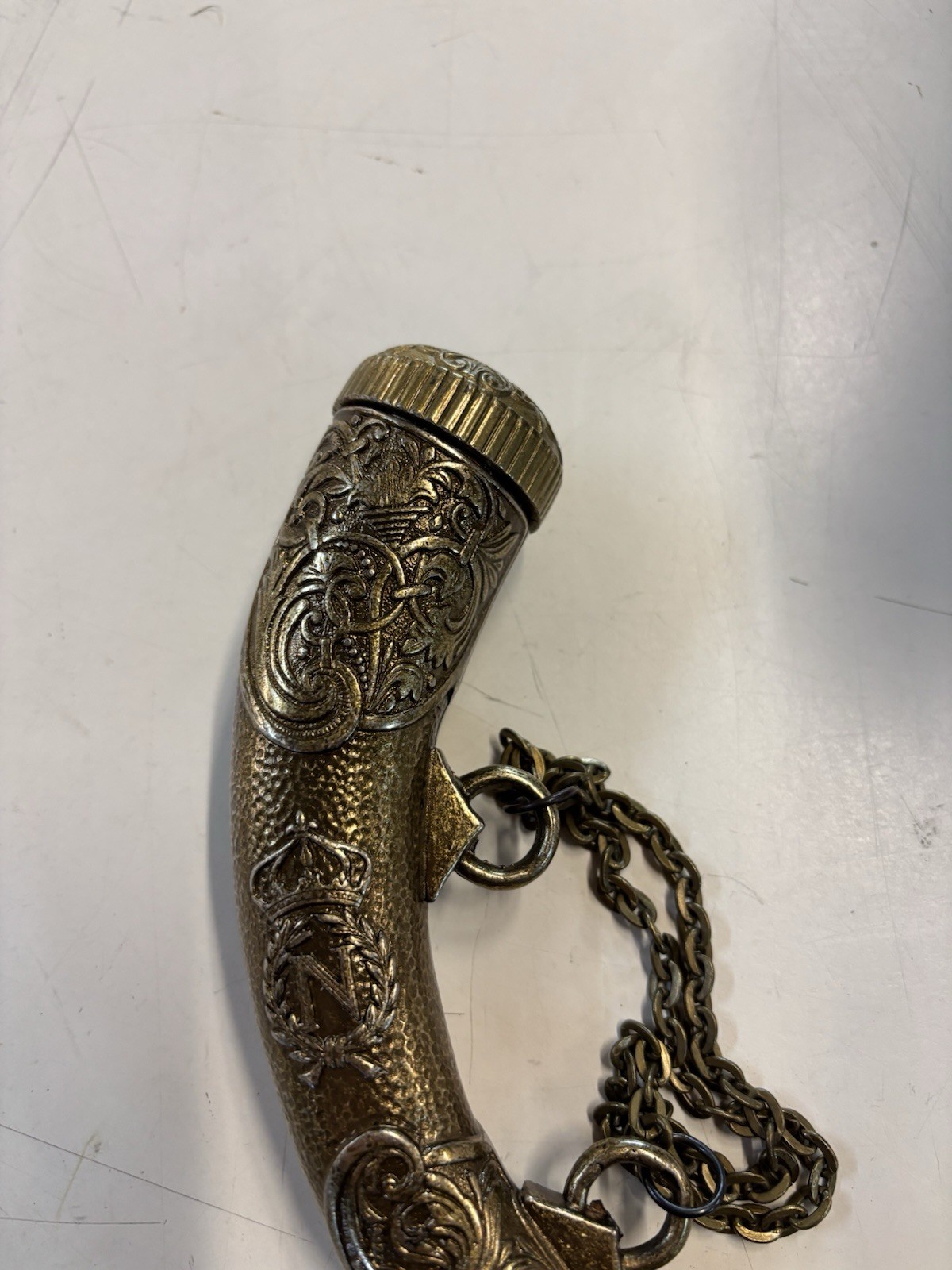 VTG BRASS METAL BLACK POWDER HORN, VERY HEAVY, COMPLETE W/ CHAIN & COVER