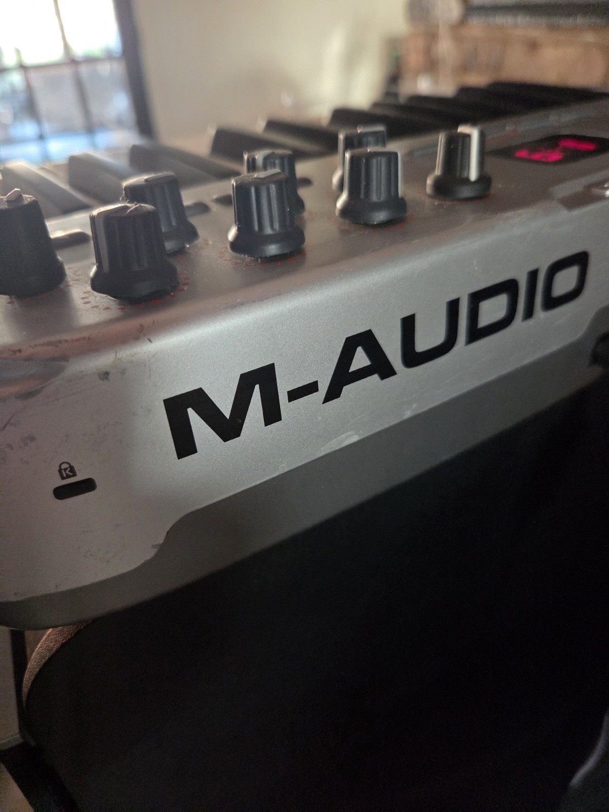 M-Audio Oxygen8 v2 25-Key MIDI USB Keyboard Controller Pitch Mod Faders Knobs