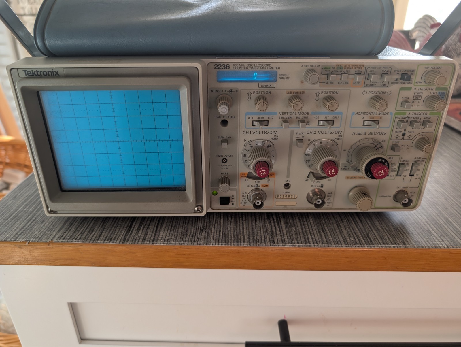 TEKTRONIX OSCILLOSCOPE MODEL 2236 100MHZ 2 CHANNEL COUNTER TIMER MULTIMETER