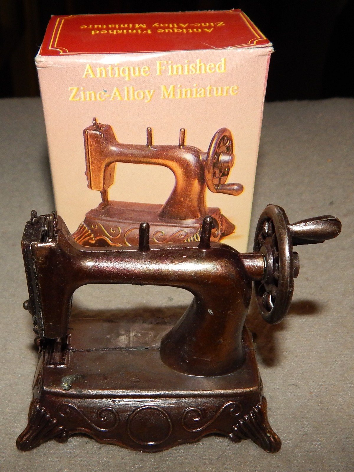 Vintage Sewing Machine Zinc-Alloy Pencil Sharpener (2  3/4" x 2  1/4") new