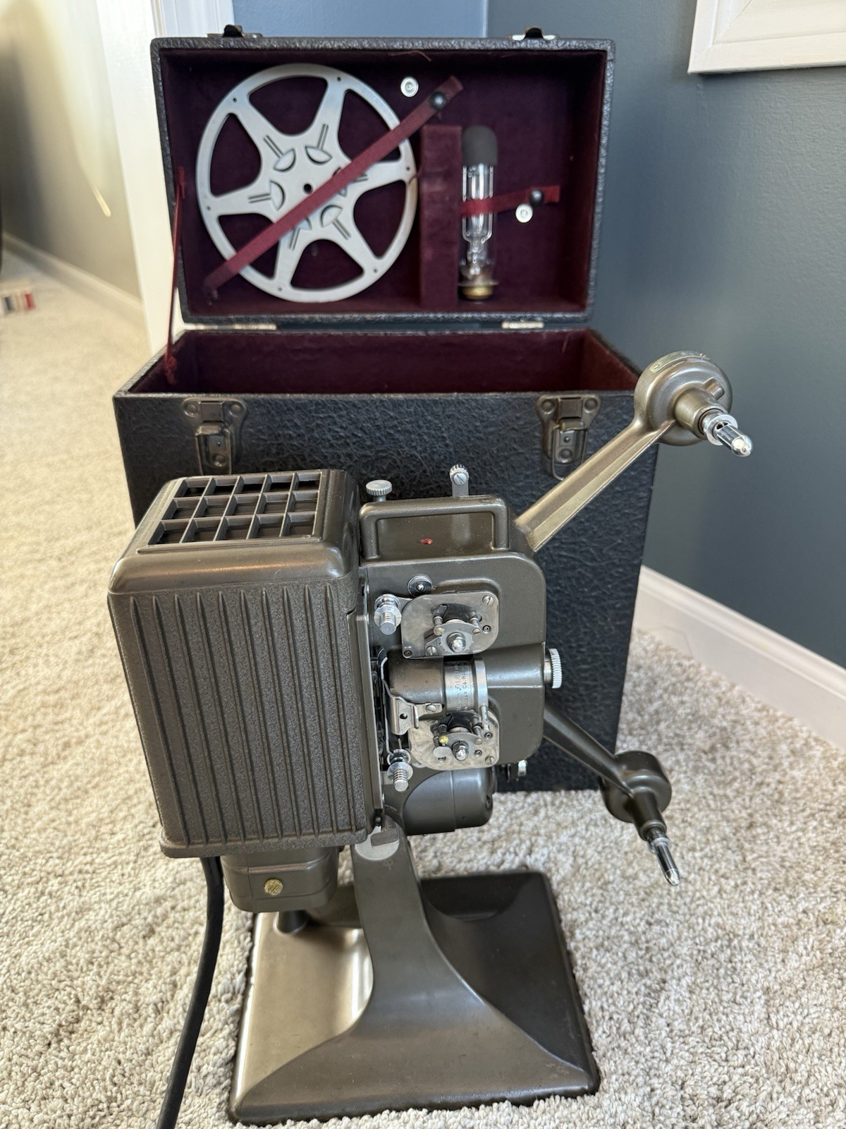 Kodak Kodascope Eight-90A 8mm Film Projector w/ Case Reel & Lamp Powers On