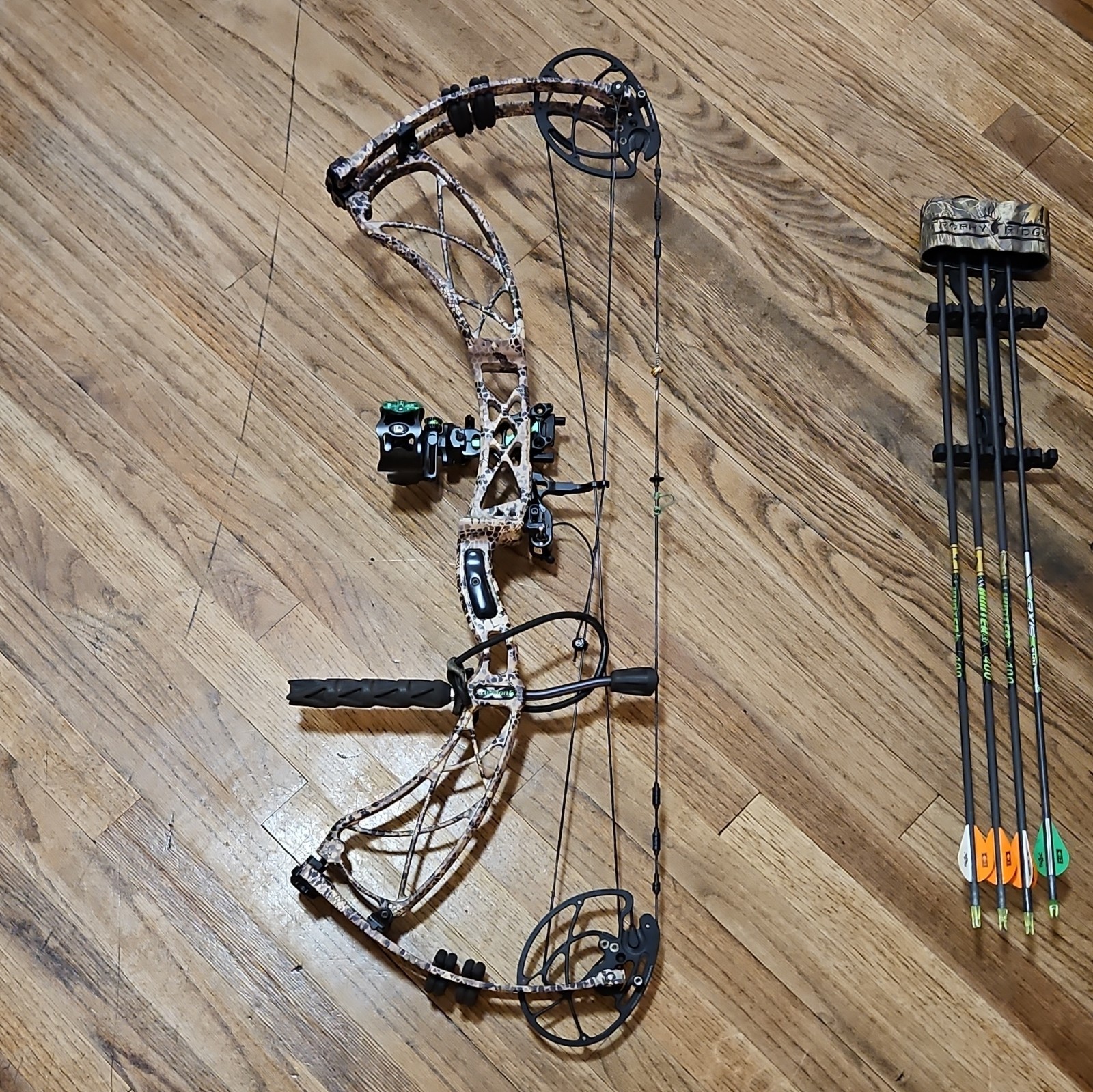 Xpedition Archery Xcursion 6 Compound Bow 70lbs Camo w/ Quiver