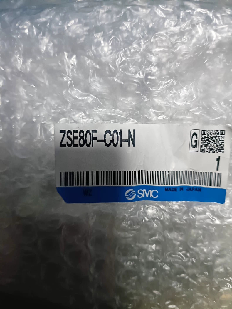 Brand New In Box for pressure switch ZSE80F-C01-N  Expedited Shipping