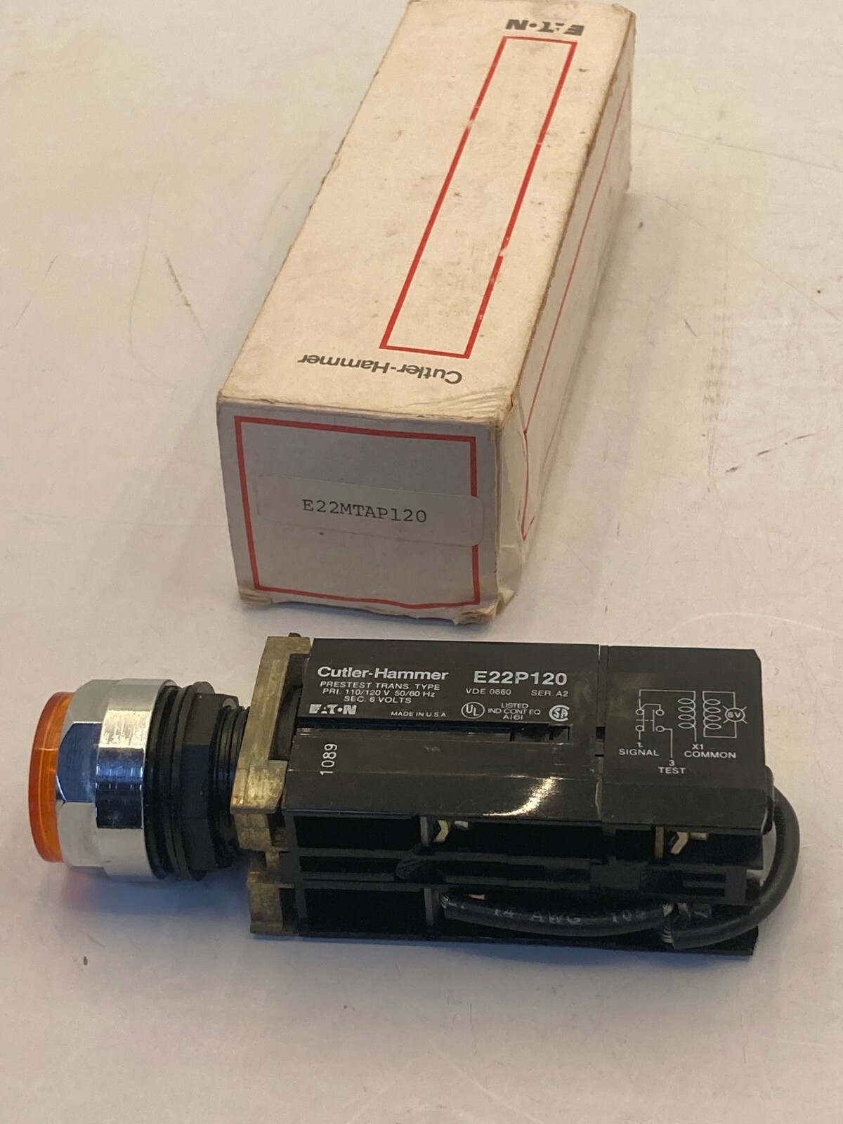 CUTLER HAMMER E22MTAP120 PUSHBUTTON AMBER ILL PRESTEST SER A2 NIB