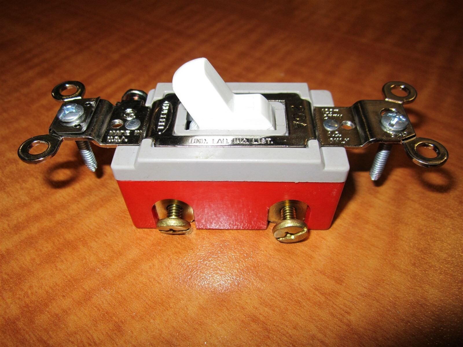 Hubbell Wiring Device HBL1221W Wall Switch, 1-Pole, Toggle, 20A, White
