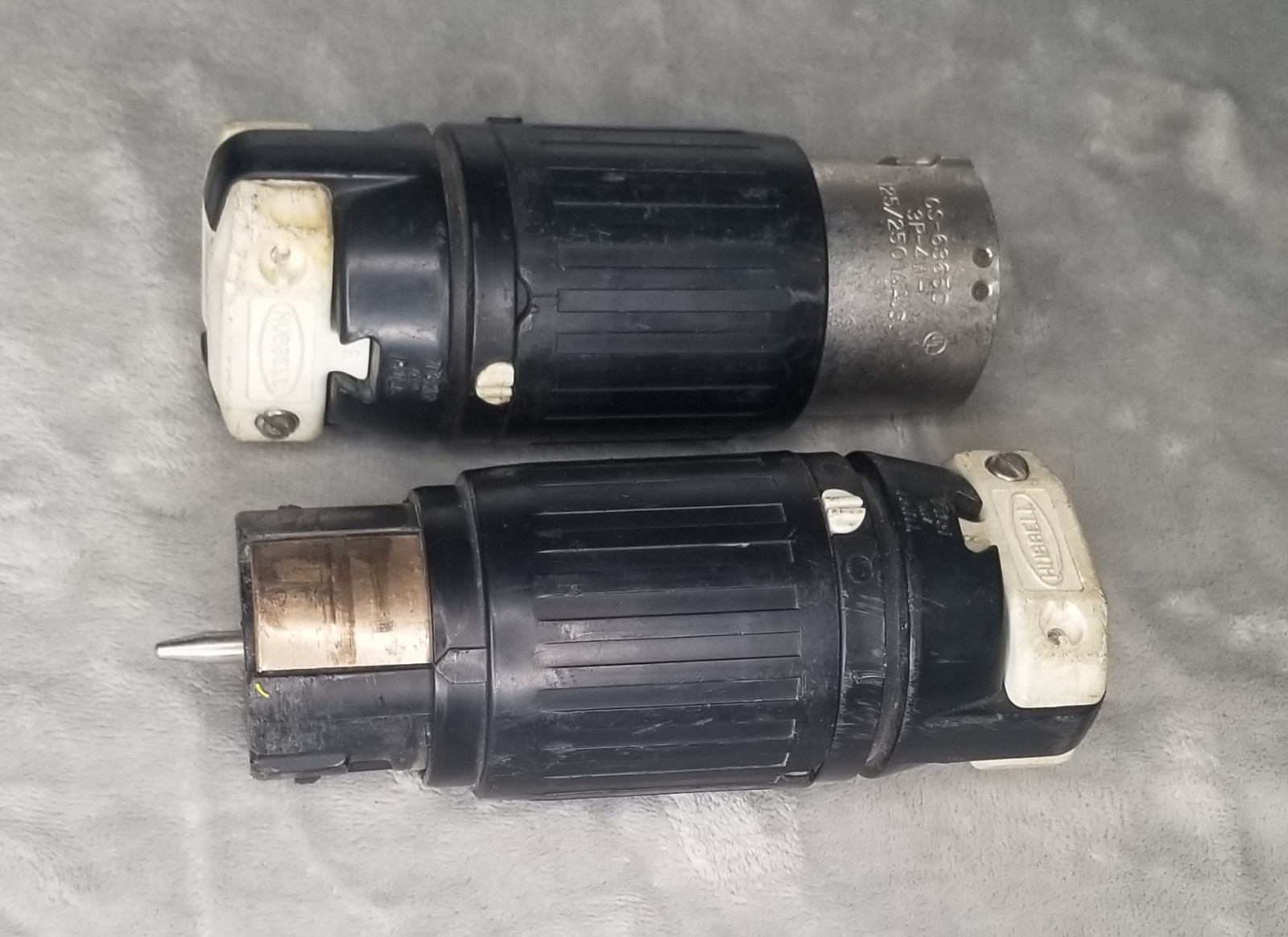 Hubbell CS8165C CS8164C Connector Set 50 Amp Locking Plug 480V AC, 3-Pole 4-Wire