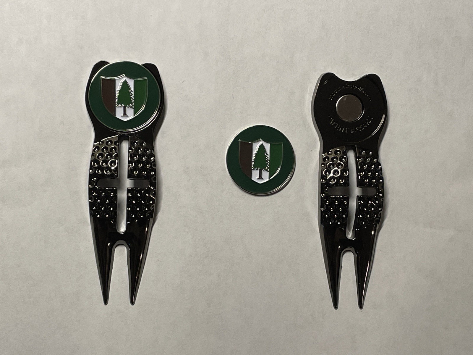 (1) Pine Valley Golf Club Crosshairs Divot Tool & 1" Coin Style Golf Marker