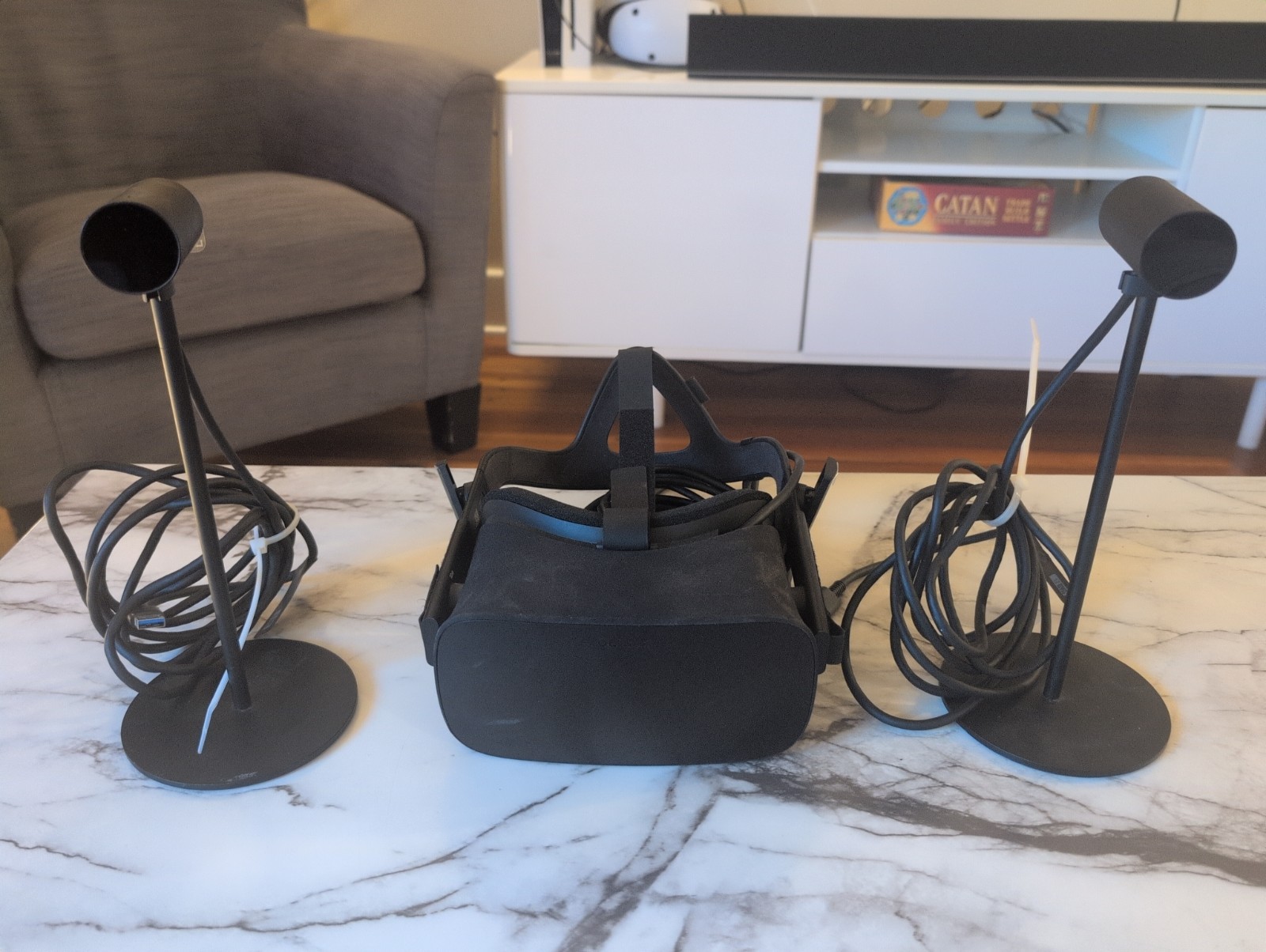 Oculus Rift CK1 PC-Powered VR Gaming Headset Wired With Controllers and sensors