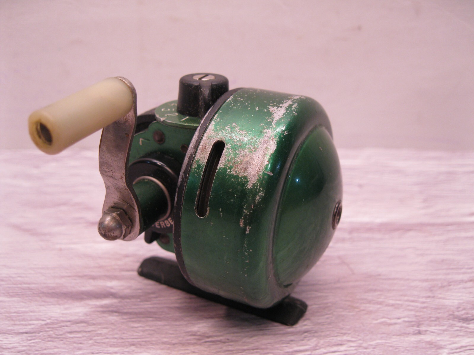 Vintage Green Johnson Model 100-A Fishing Reel