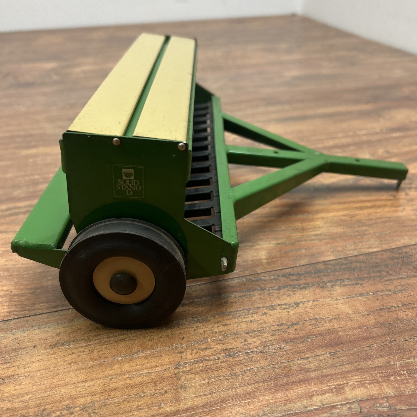 1/16 Great Plains Solid Stand End Wheel Drill Tractor Implement toy