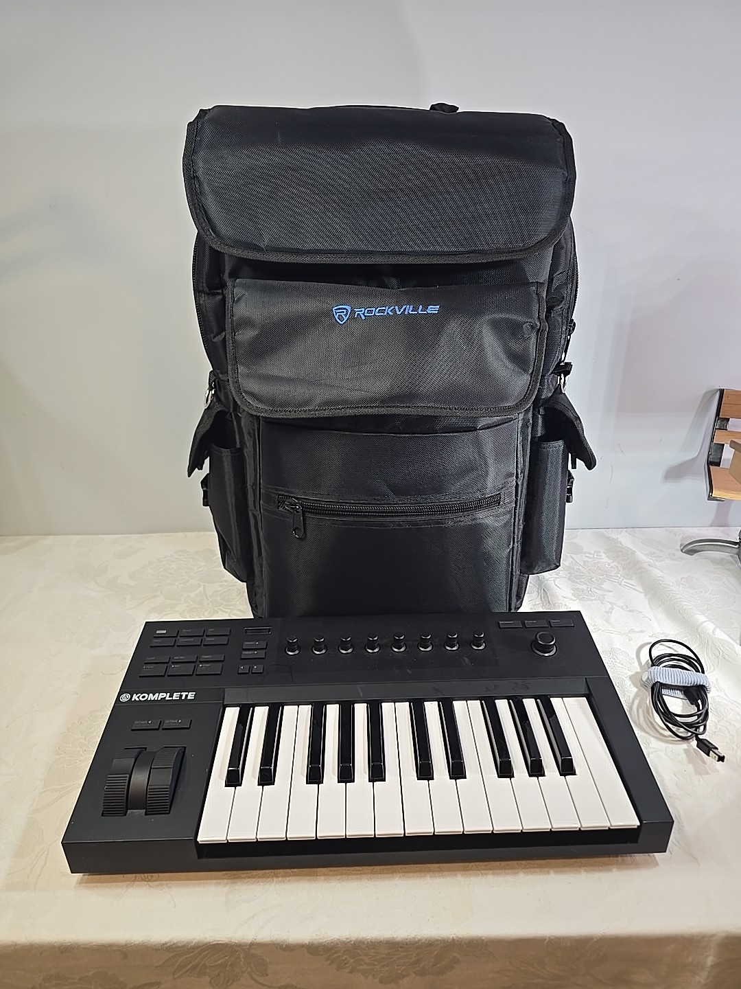 Native Instruments Komplete Kontrol A25 25-Key Keyboard Controller W Carring Bag