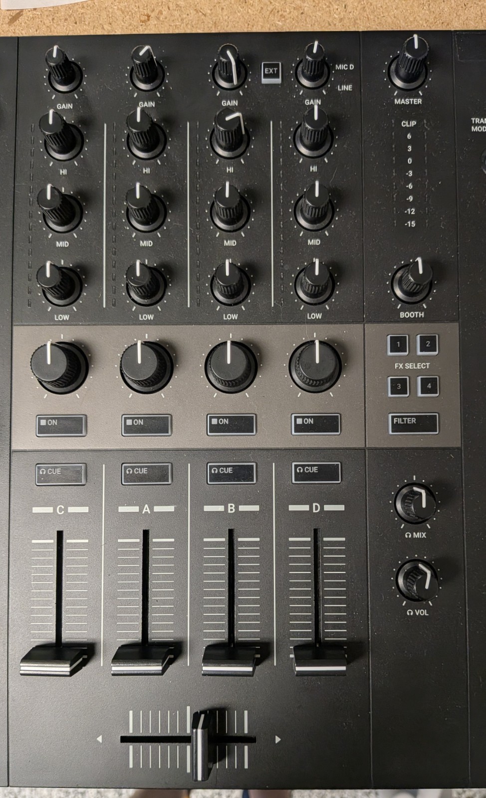 Native Instruments Traktor Kontrol S3 4-Channel DJ Controller