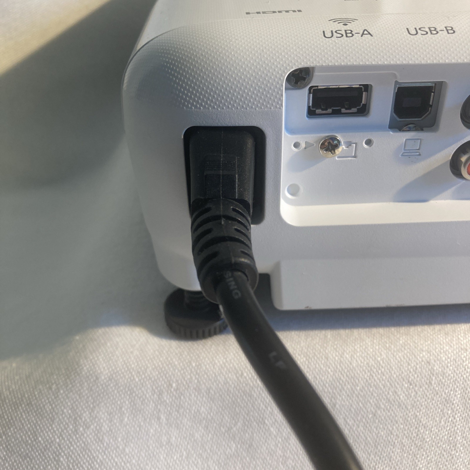 EPSON VS 250 3LCD Portable Projector 3200 Lumens HDMI