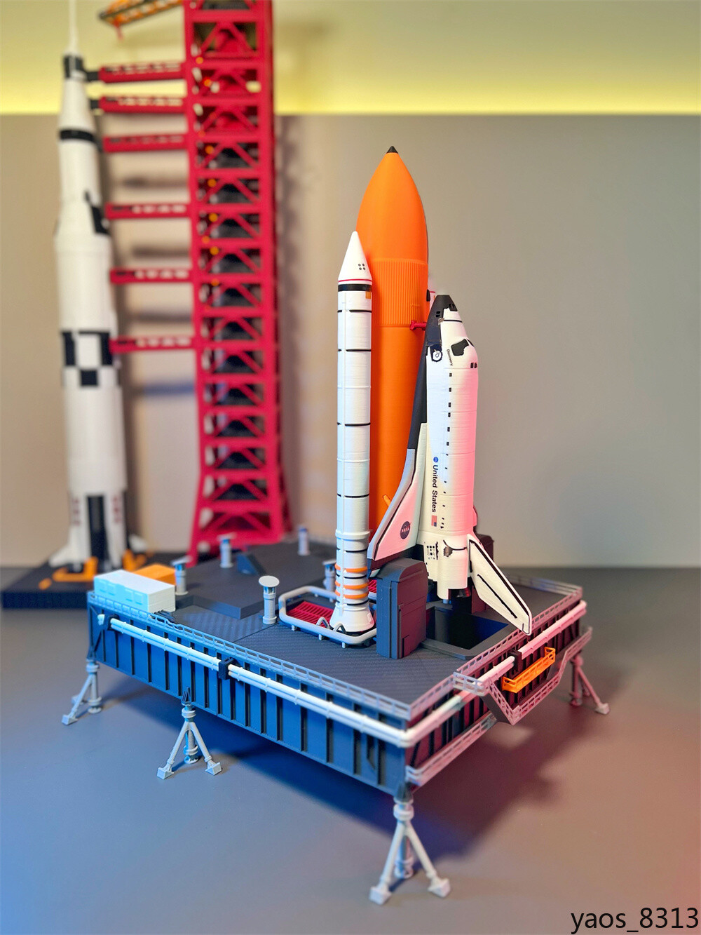 1:200 Scale STS Discovery OV-103 Space Shuttle Model Set with Launch pad